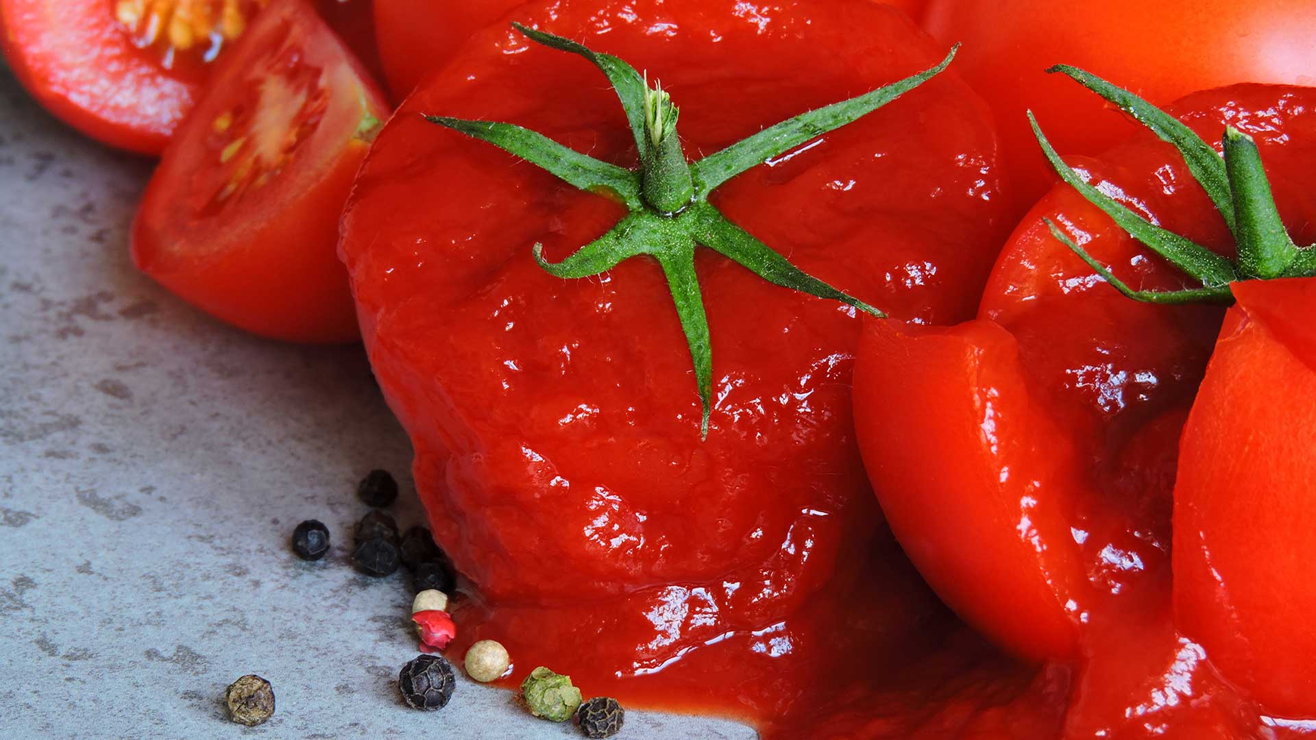 Tomatenmark wird mit Zwiebeln für eine klassische DDR-Soljanka angeröstet