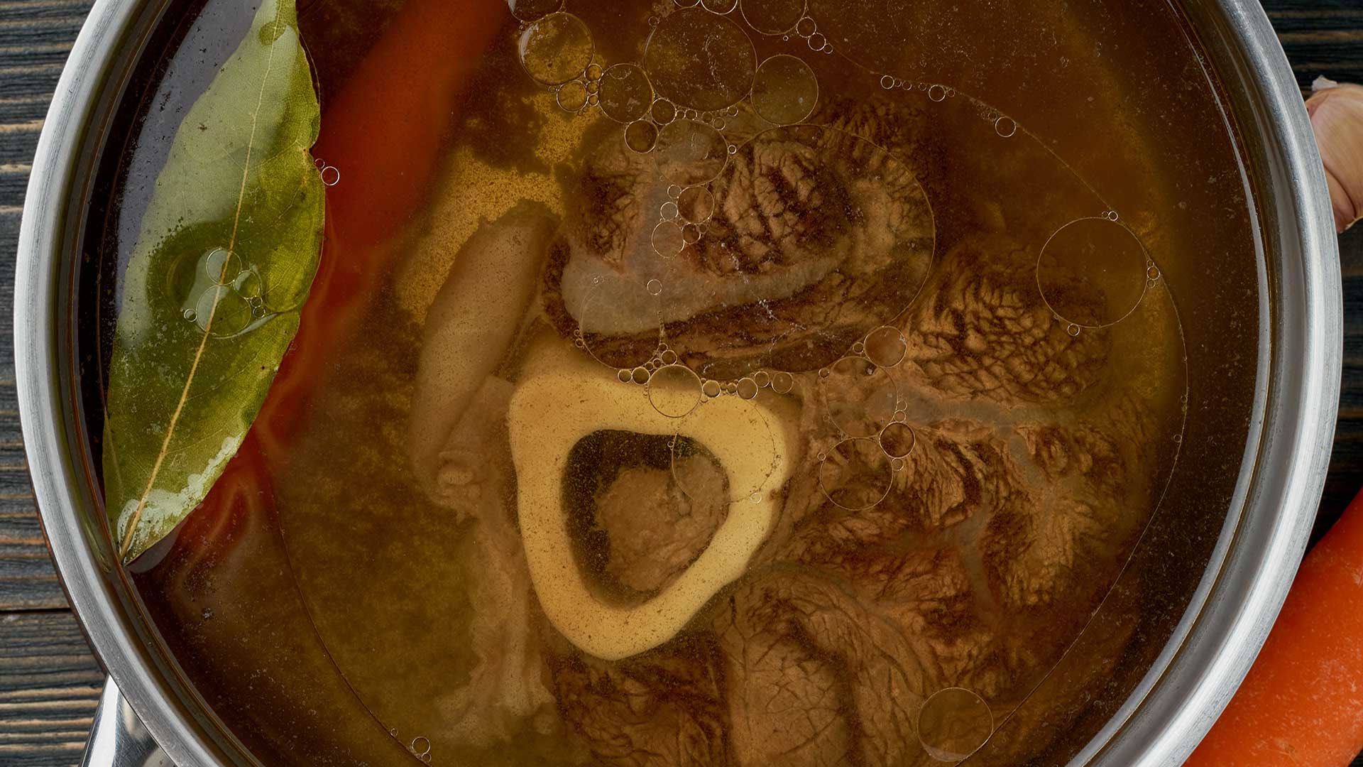 Kräftige Fleischbrühe als Grundlage für eine klassische DDR-Soljanka